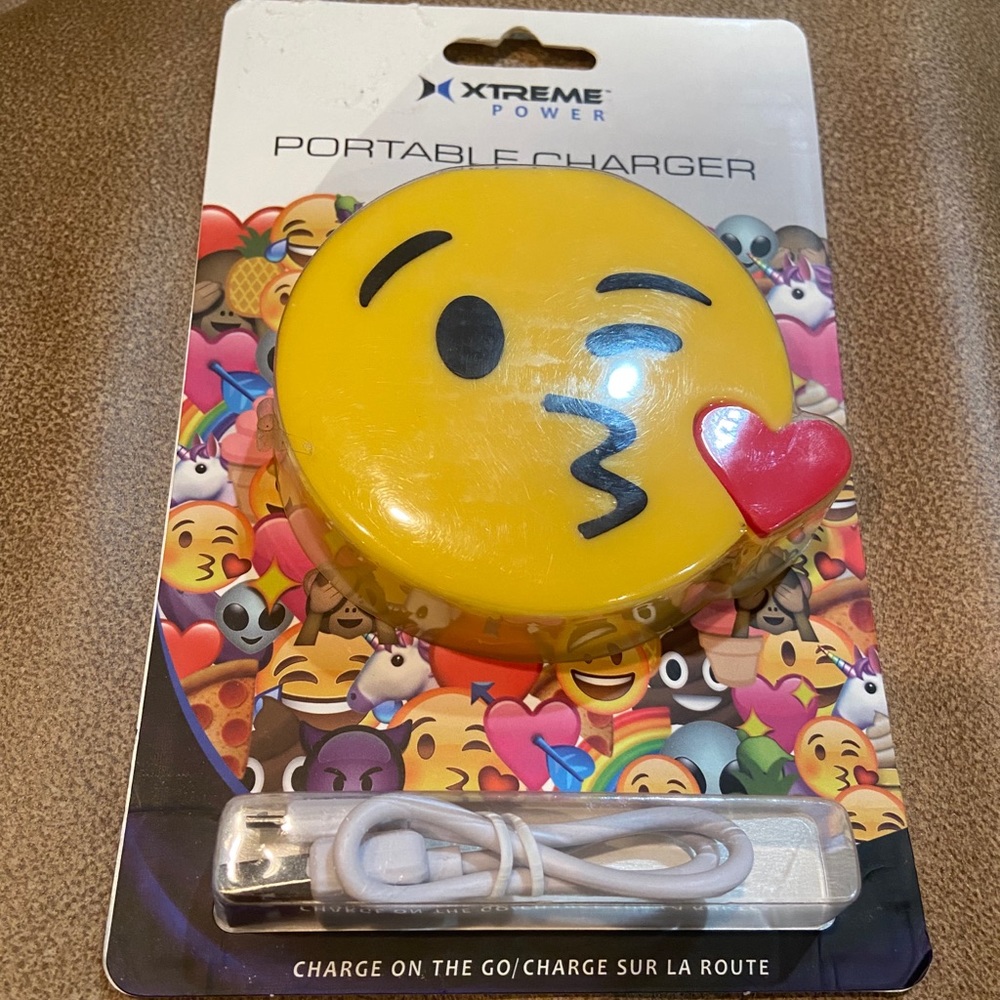 😘New/unused: Portable charger 2200mAh😘